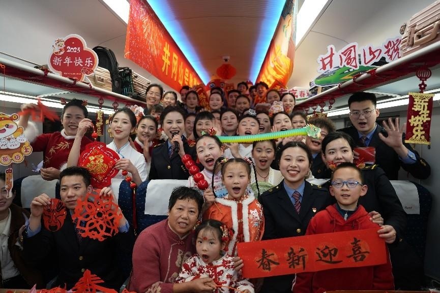 全體演職人員與旅客大合影。人民網(wǎng) 歐陽(yáng)易佳攝