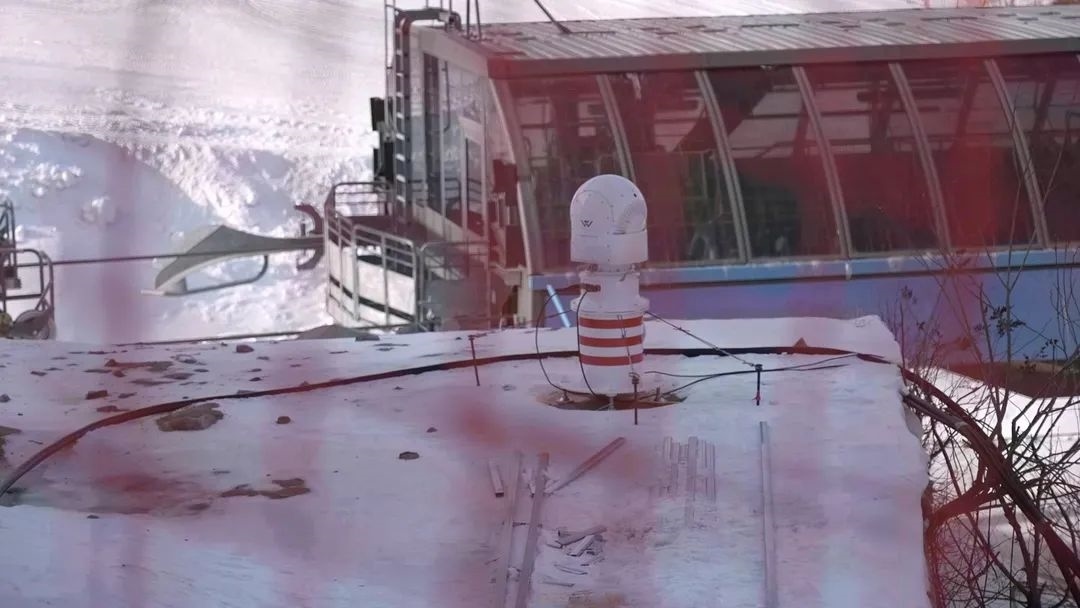 設(shè)在坡面障礙技巧和大跳臺雪道旁的激光測風雷達。氣象部門供圖