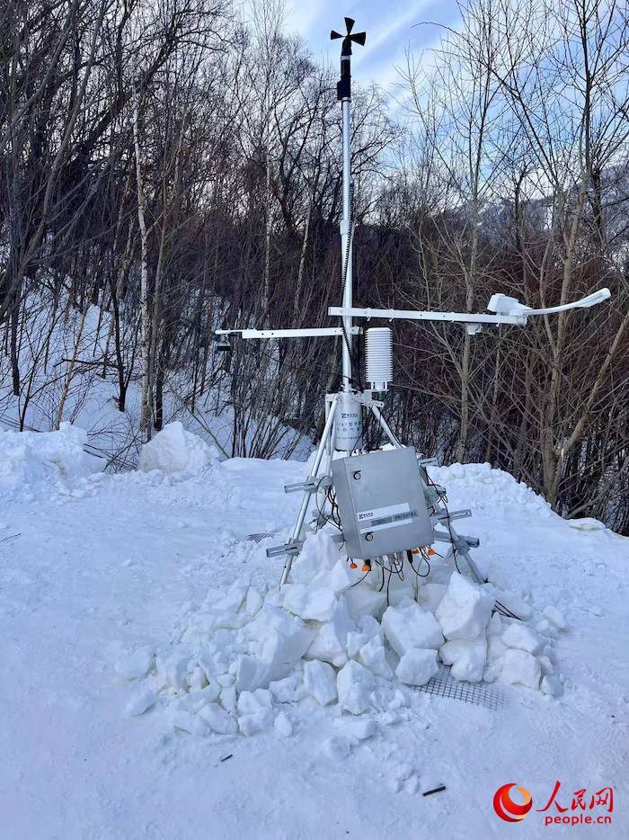 設(shè)置在賽道附近的便攜式自動氣象站。人民網(wǎng) 高清揚攝