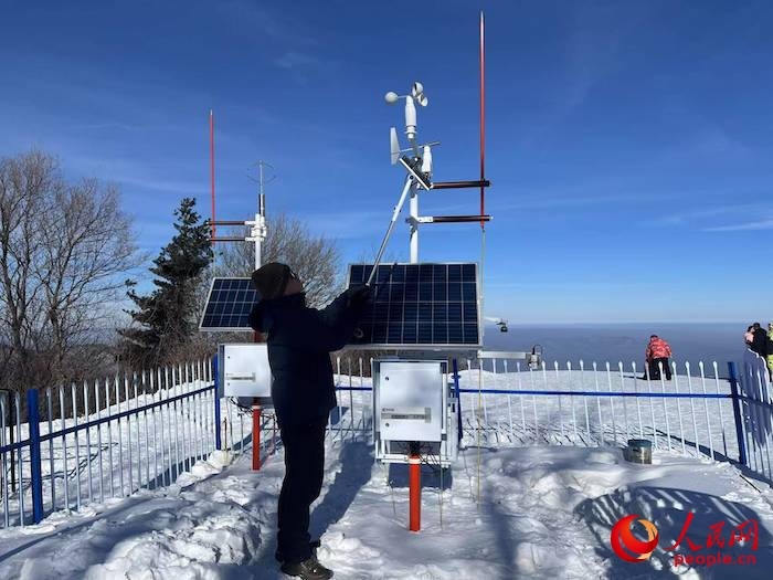 工作人員正在對氣象設(shè)備進行日常維護。人民網(wǎng) 高清揚攝