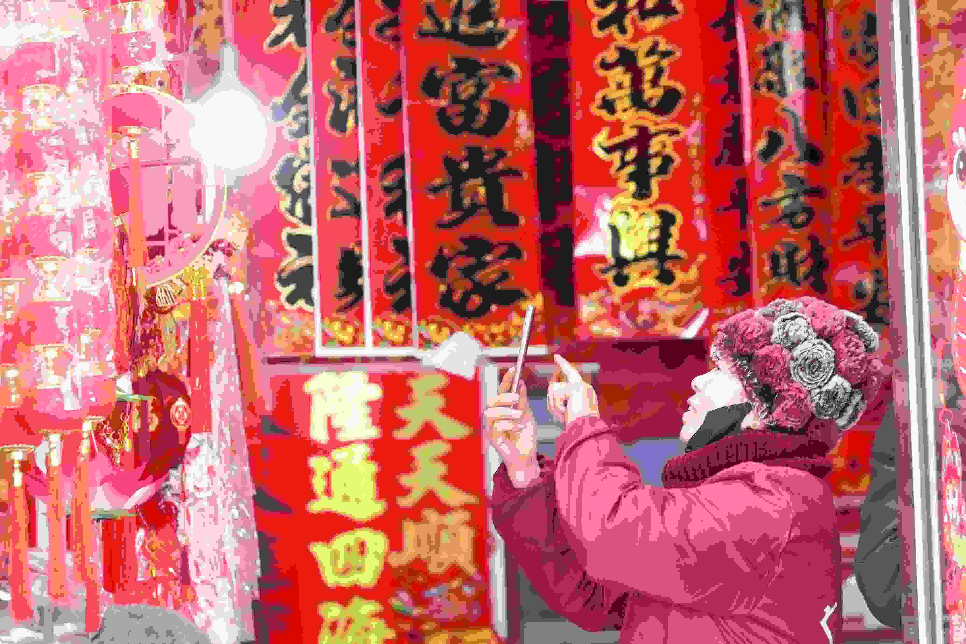 2025年1月5日，在山東省高密市夏莊鎮(zhèn)東李家村，商戶通過手機在網(wǎng)上推銷新春飾品。