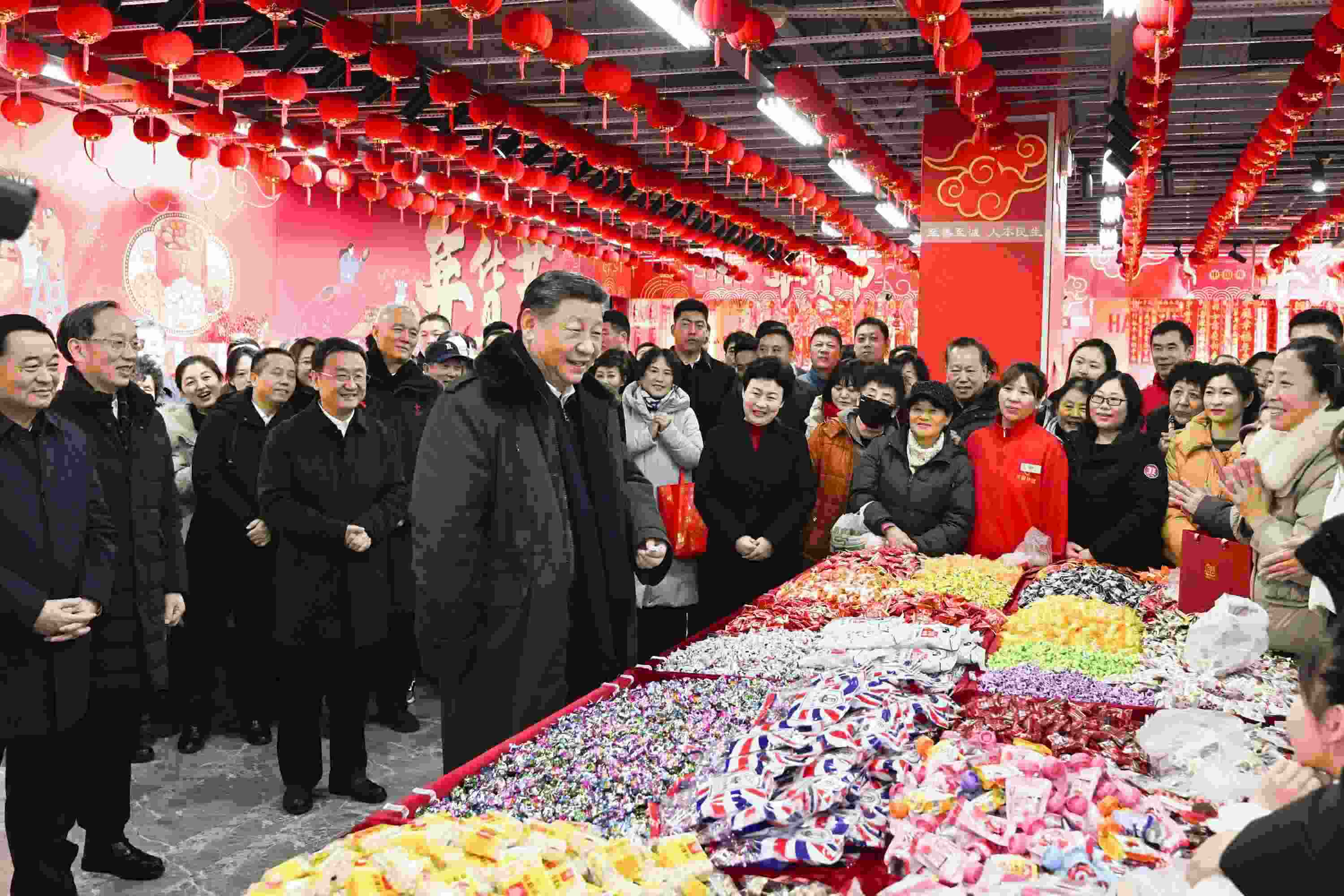2025年1月23日，習(xí)近平總書(shū)記在遼寧沈陽(yáng)大東副食品商場(chǎng)考察時(shí)，同店主和顧客親切交流，向大家致以新春祝福。