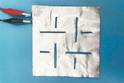 帶有矩形孔的袋式電池。圖片來源：英國《新科學(xué)家》雜志網(wǎng)站