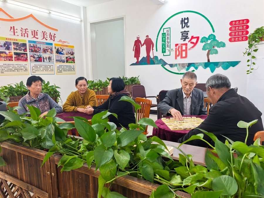 圖為湖北省咸寧市嘉魚縣潘家灣鎮(zhèn)四邑村養(yǎng)老服務(wù)驛站一角（2024年11月5日攝）。新華社記者 肖藝九 攝