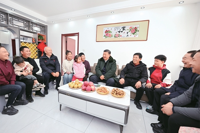 2025年1月22日至24日，中共中央總書記、國家主席、中央軍委主席習(xí)近平冒著嚴(yán)寒來到遼寧，看望慰問基層干部群眾。這是22日下午，習(xí)近平在葫蘆島市綏中縣明水滿族鄉(xiāng)祝家溝村考察時，同村民王寶維一家圍坐一起拉家常。 新華社記者 謝環(huán)馳/攝