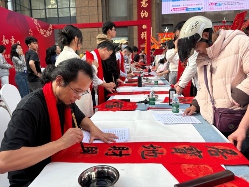 活動現(xiàn)場贈送春聯(lián)和福字。人民網(wǎng) 陳葉欣攝