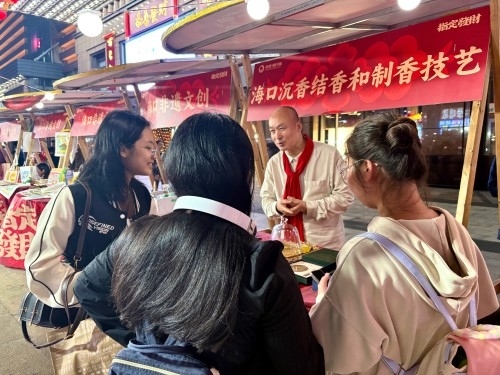 魏希望在非遺集市上介紹沉香。人民網(wǎng) 陳葉欣攝