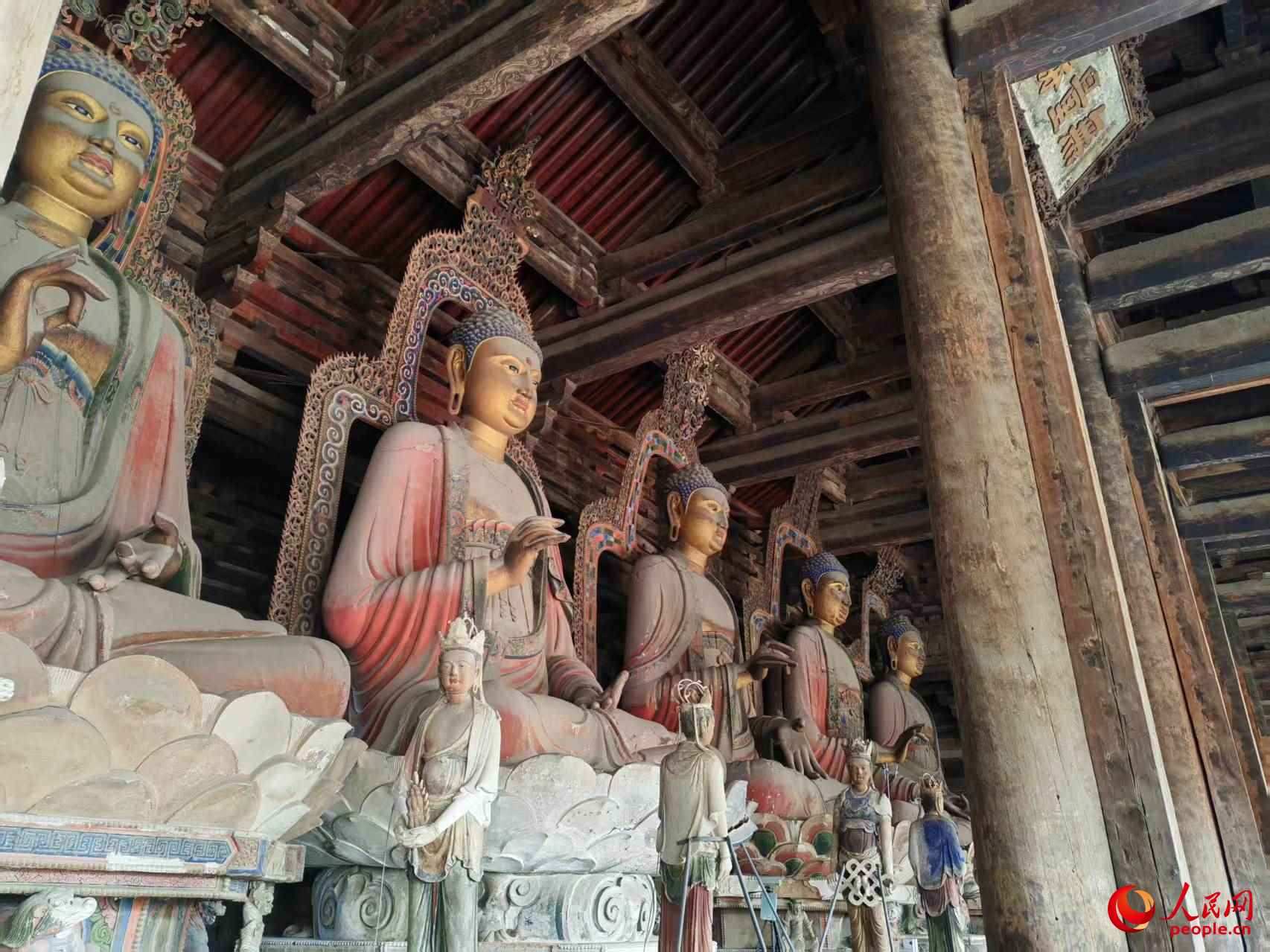大雄殿內(nèi)的佛像。人民網(wǎng)記者 王子鋒攝
