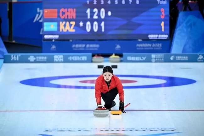 2月4日，中國隊選手韓雨在比賽中擲壺。新華社記者 江漢 攝