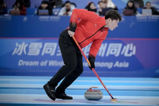 2月4日，中國隊選手王智宇在比賽中擦冰。新華社記者 江漢 攝