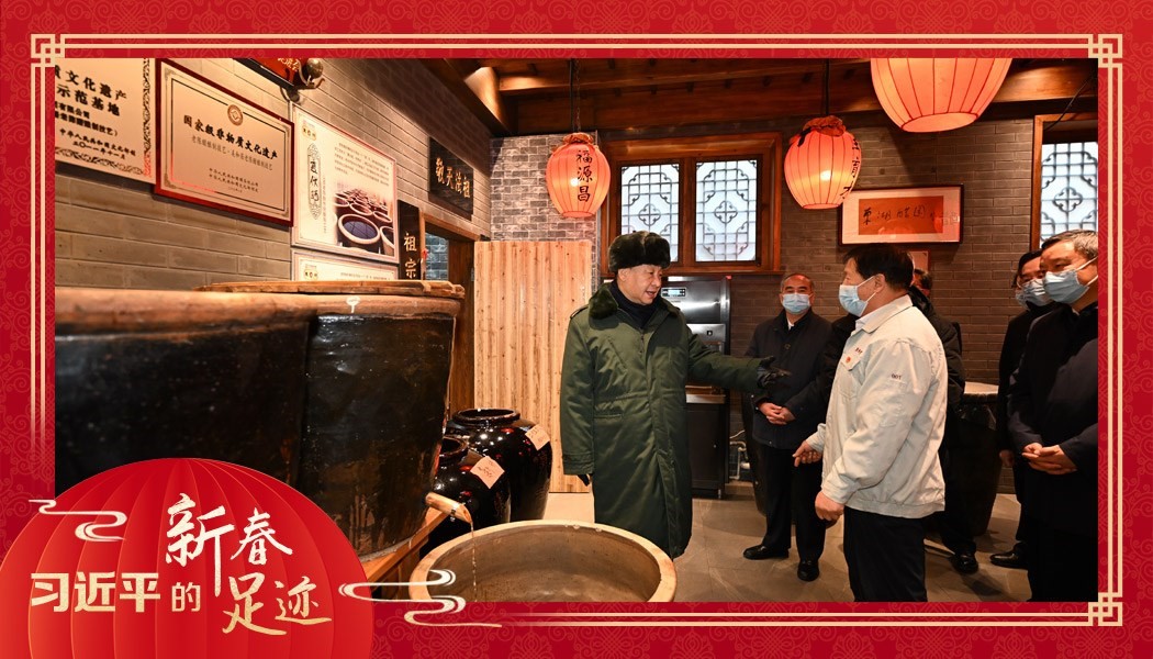 2022年1月27日，習(xí)近平總書(shū)記沿街巷察看山西平遙古城風(fēng)貌，走進(jìn)東湖老醋坊，了解當(dāng)?shù)亻_(kāi)展特色經(jīng)營(yíng)情況。