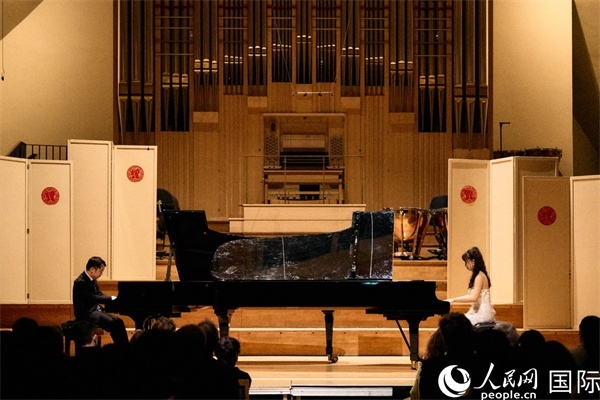 旅英鋼琴家李勁峰和郭鑫弈雙鋼琴“斗琴”。楊浩鵬攝