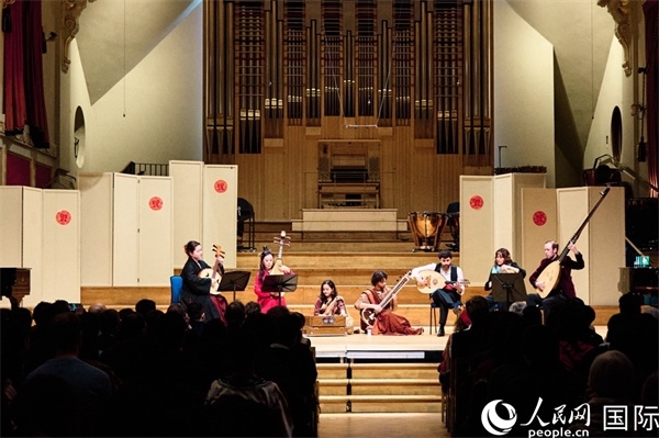 英國中樂團(tuán)和倫敦魯特琴樂團(tuán)演奏《絲綢之韻》。楊浩鵬攝