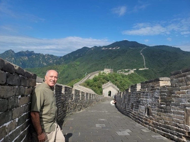 瓦里夫·庫邁哈在游覽長城時留影。受訪者供圖