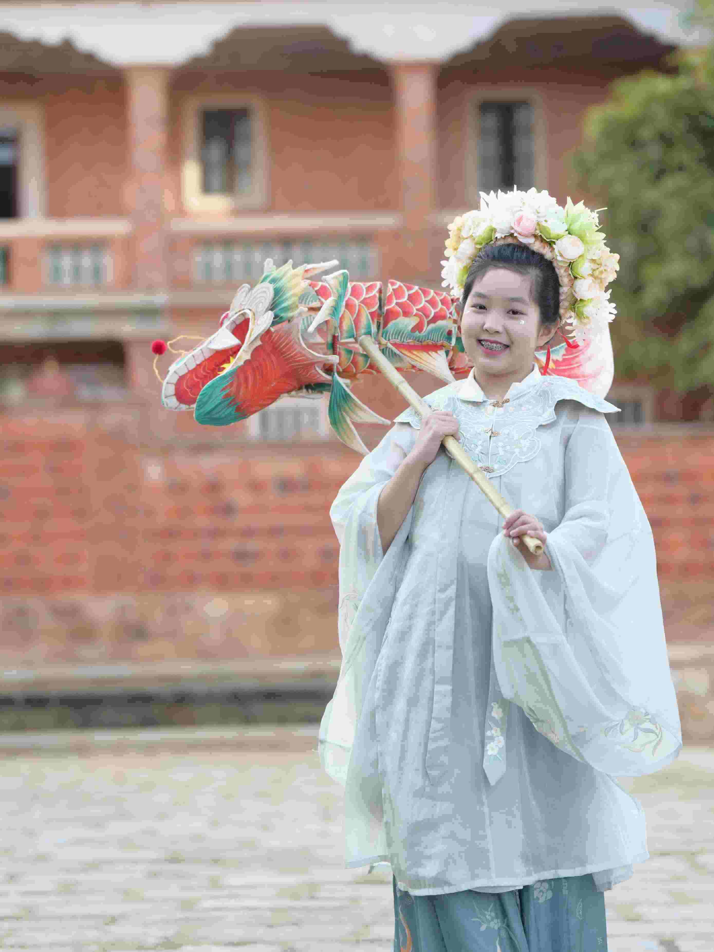 在泉州，沈女士為女兒拍下頭戴簪花的照片。受訪者供圖