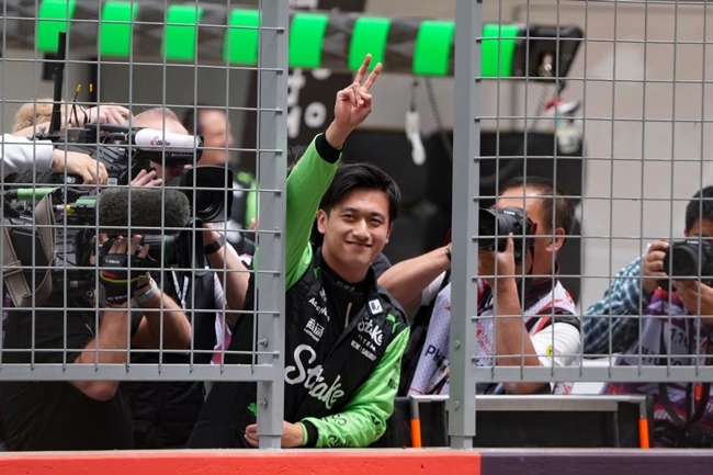 2024年4月19日，索伯車隊(duì)中國車手周冠宇（中）在練習(xí)賽前向觀眾致意。當(dāng)日，F(xiàn)1中國大獎(jiǎng)賽在上海開賽。中國車手周冠宇主場首秀參賽。新華社記者 夏一方攝