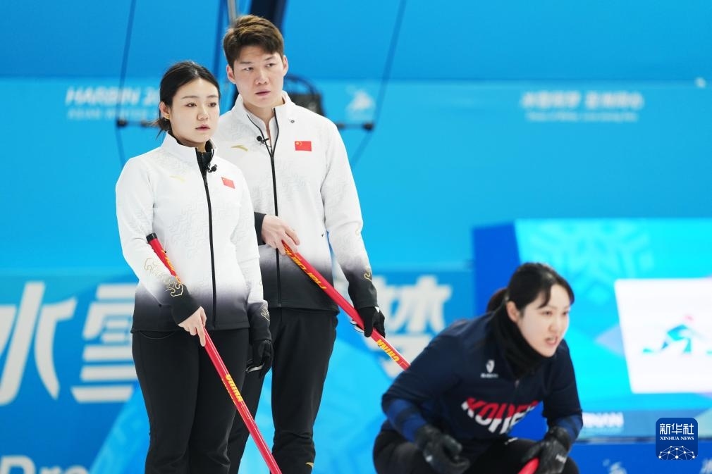 2月6日，中國隊選手王智宇（中）、韓雨（左）在比賽中。新華社記者 王松 攝