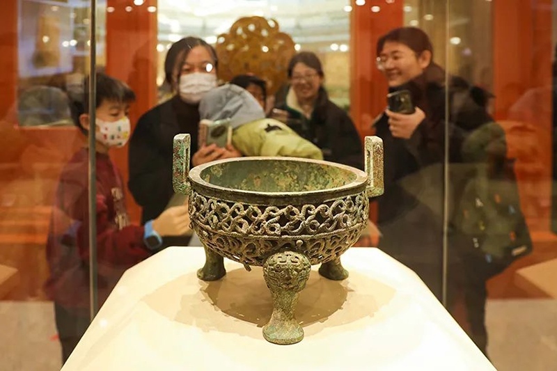 “尋蛇——藏在山西博物院里的蛇”展出的蟠蛇紋鏤空鼎。山西博物院供圖