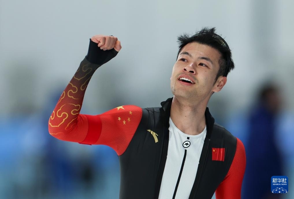 2月8日，寧忠?guī)r慶祝奪冠。新華社記者 王楷焱 攝