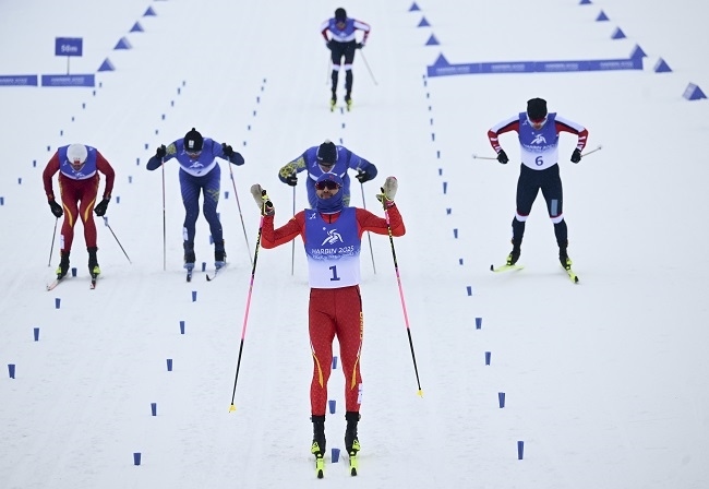 2月8日，王強（中）慶祝奪冠。新華社記者 張龍攝