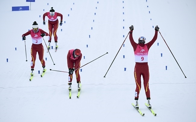 2月8日，李磊（右一）沖過終點后慶祝奪冠。新華社記者 張龍攝