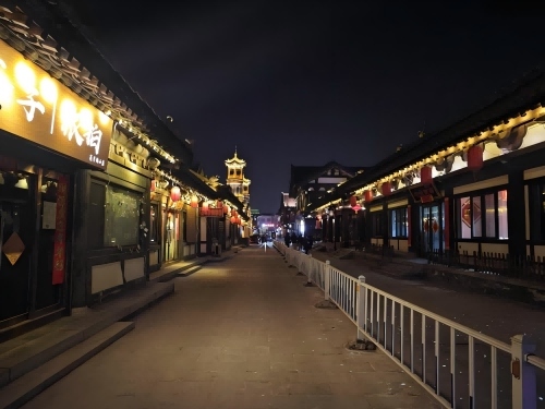 道歉公告發(fā)布后，夜晚10時的古城。人民網(wǎng)記者 黃鈺攝