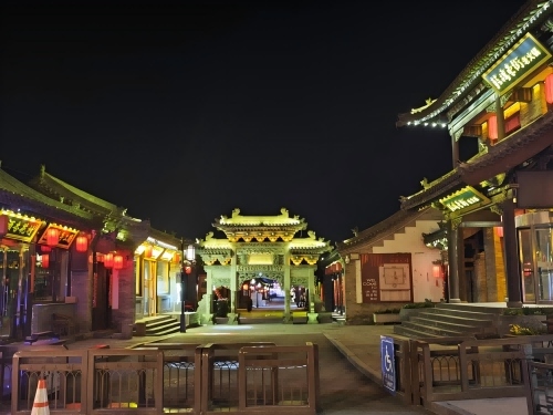 道歉公告發(fā)布后，凌晨5時的古城。人民網(wǎng)記者 黃鈺攝