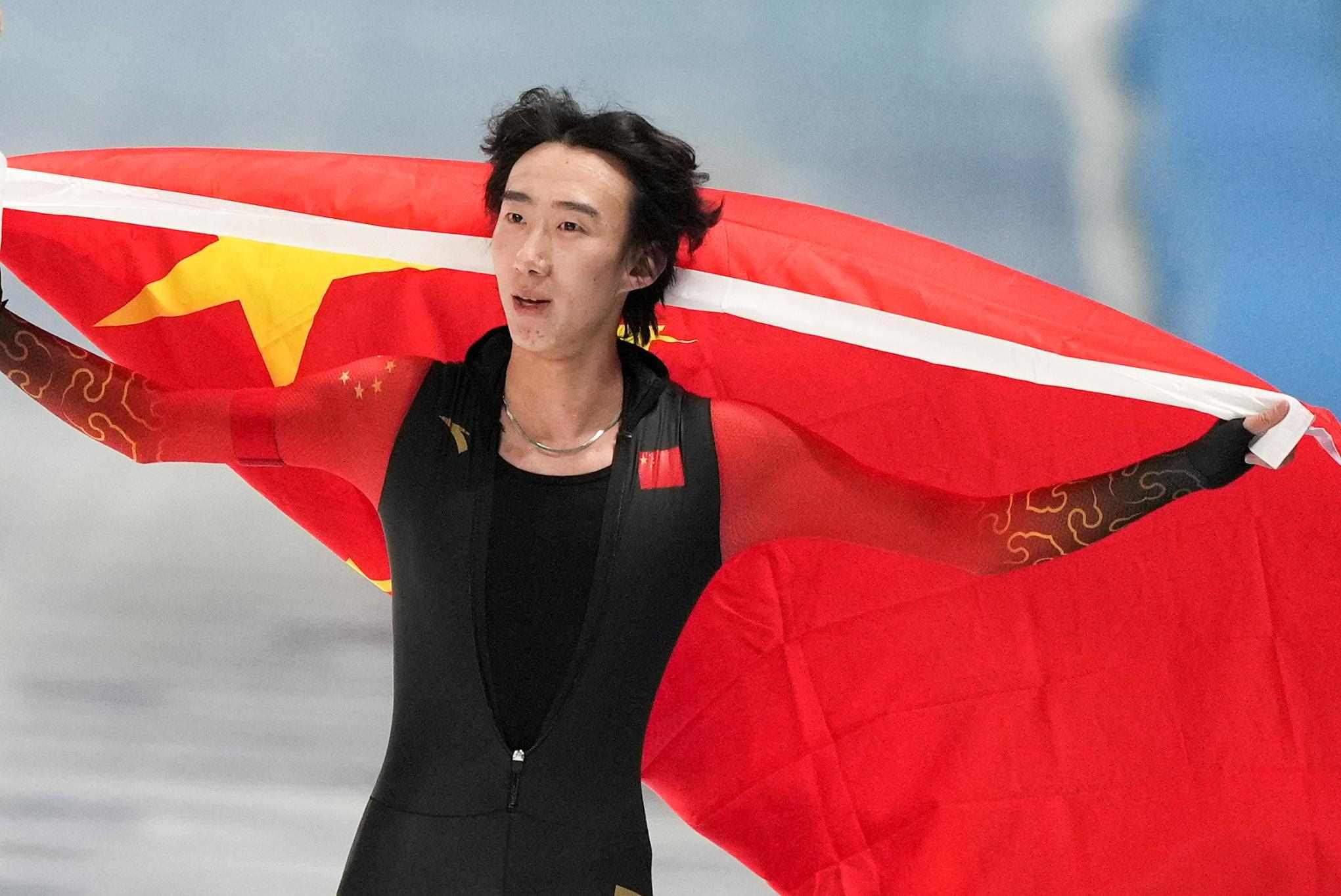 2月9日，吳宇慶祝奪冠。新華社記者 李一博 攝