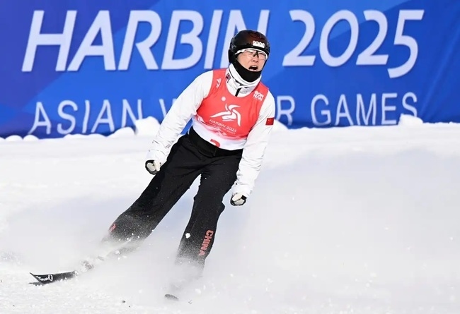 2月9日，徐夢桃在完成動(dòng)作后慶祝。新華社記者 夏一方攝