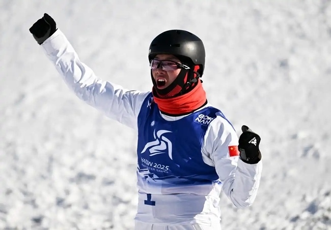 2月9日，李心鵬在比賽后慶祝。新華社記者 夏一方攝