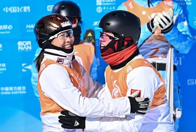 2月10日，中國隊選手李心鵬（前右）與徐夢桃慶祝。新華社記者 楊晨光攝