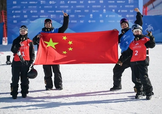 2月10日，中國隊選手張小楠、楊文龍、姜鑫杰與熊詩芮（從左至右）在比賽后慶祝。新華社記者 楊青攝