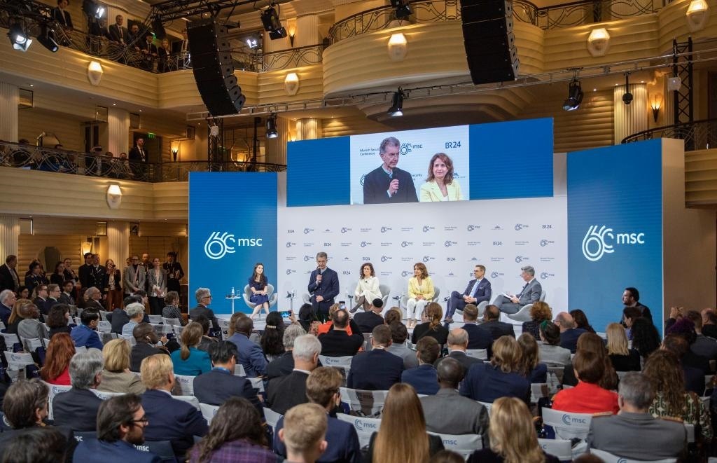 2024年2月18日，慕安會(huì)主席克里斯托夫·霍伊斯根（中左二）在德國(guó)慕尼黑舉行的第60屆慕尼黑安全會(huì)議上發(fā)表閉幕致辭。新華社記者 張帆 攝