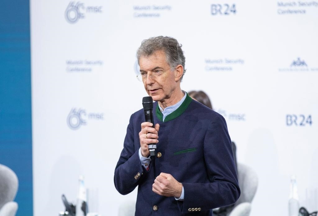 2024年2月18日，慕安會(huì)主席克里斯托夫·霍伊斯根在德國(guó)慕尼黑舉行的第60屆慕尼黑安全會(huì)議上發(fā)表閉幕致辭。新華社記者 張帆 攝