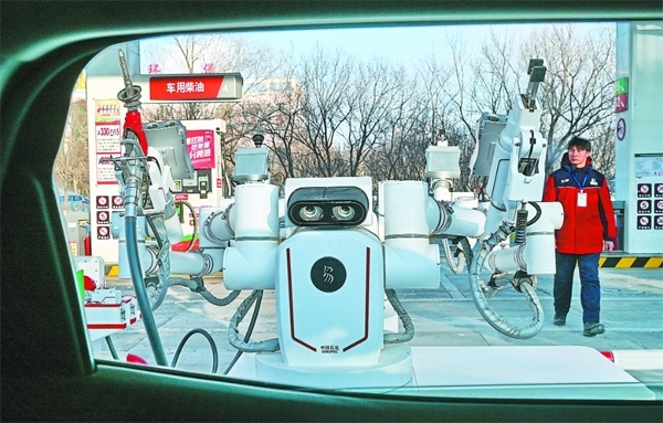 智能加油機器人在加能站工作。受訪者供圖