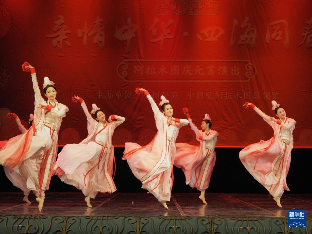 2月11日，在哈薩克斯坦阿拉木圖的阿拜國家歌劇和芭蕾舞劇院，中國演員表演舞蹈《元日霓裳》。新華社記者 趙宇 攝