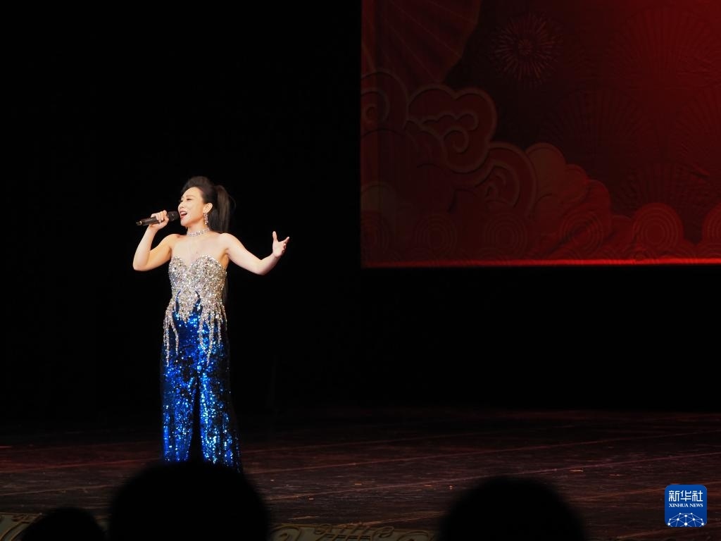 2月11日，歌手在哈薩克斯坦阿拉木圖的阿拜國家歌劇和芭蕾舞劇院演唱歌曲。新華社記者 趙宇 攝