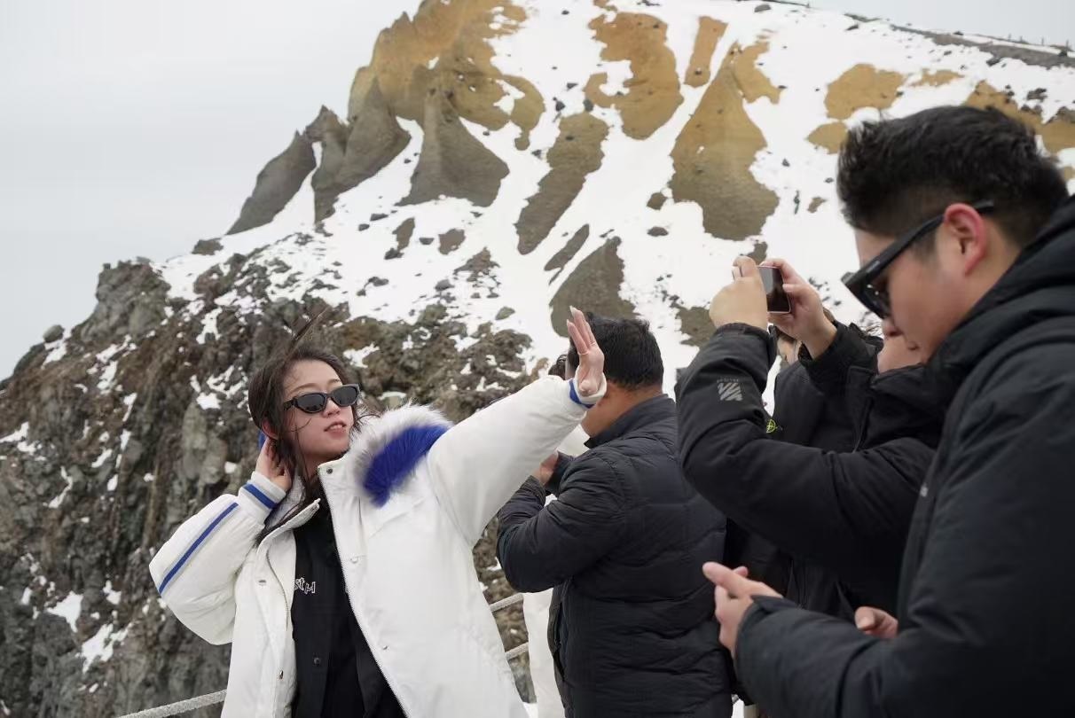 長白山天池旁游客拍照留念。人民網(wǎng) 皇甫萬里攝