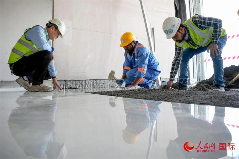 鋪地磚。人民網(wǎng)塔里克·易卜拉欣攝