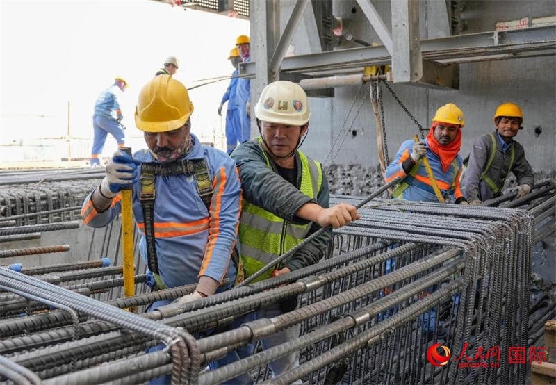 扎鋼筋。人民網(wǎng)塔里克·易卜拉欣攝