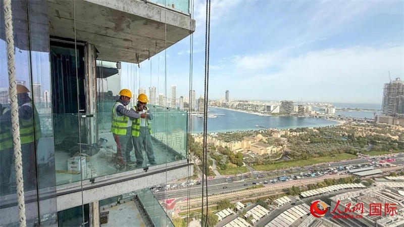 工人正在高層作業(yè)。人民網(wǎng)塔里克·易卜拉欣攝