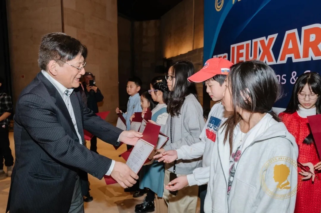 圖2：亞丁為獲獎兒童頒發(fā)證書。法中交流促進會供圖