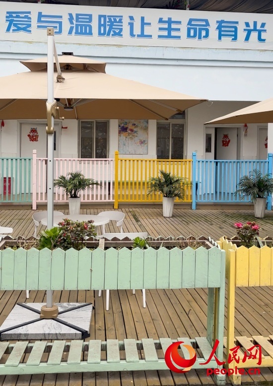 為讓“老小孩”住著開心，南泉鎮(zhèn)衛(wèi)生院設計成幼兒園風格。人民網(wǎng) 陳葉欣攝