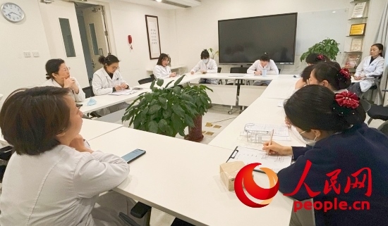 交班會上，海淀醫(yī)院安寧療護團隊討論患者和家屬需求。人民網(wǎng)記者 金慧慧攝