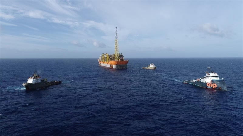布濟(jì)烏斯七期項(xiàng)目浮式生產(chǎn)儲(chǔ)卸油裝置抵達(dá)油田區(qū)域。巴西國(guó)家石油公司供圖