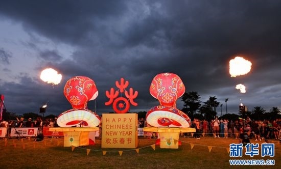 圖為游客在2025年奧克蘭元宵燈節(jié)游覽。（圖片由奧克蘭中國(guó)文化中心提供）