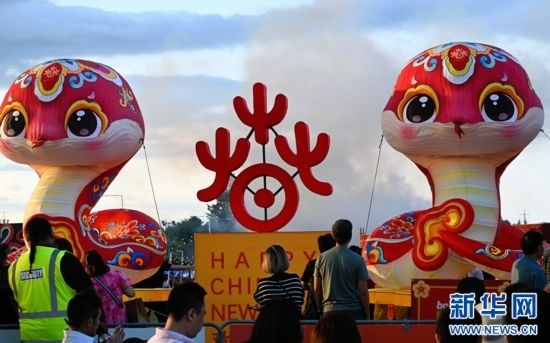 圖為游客在2025年奧克蘭元宵燈節(jié)游覽。（圖片由奧克蘭中國(guó)文化中心提供）