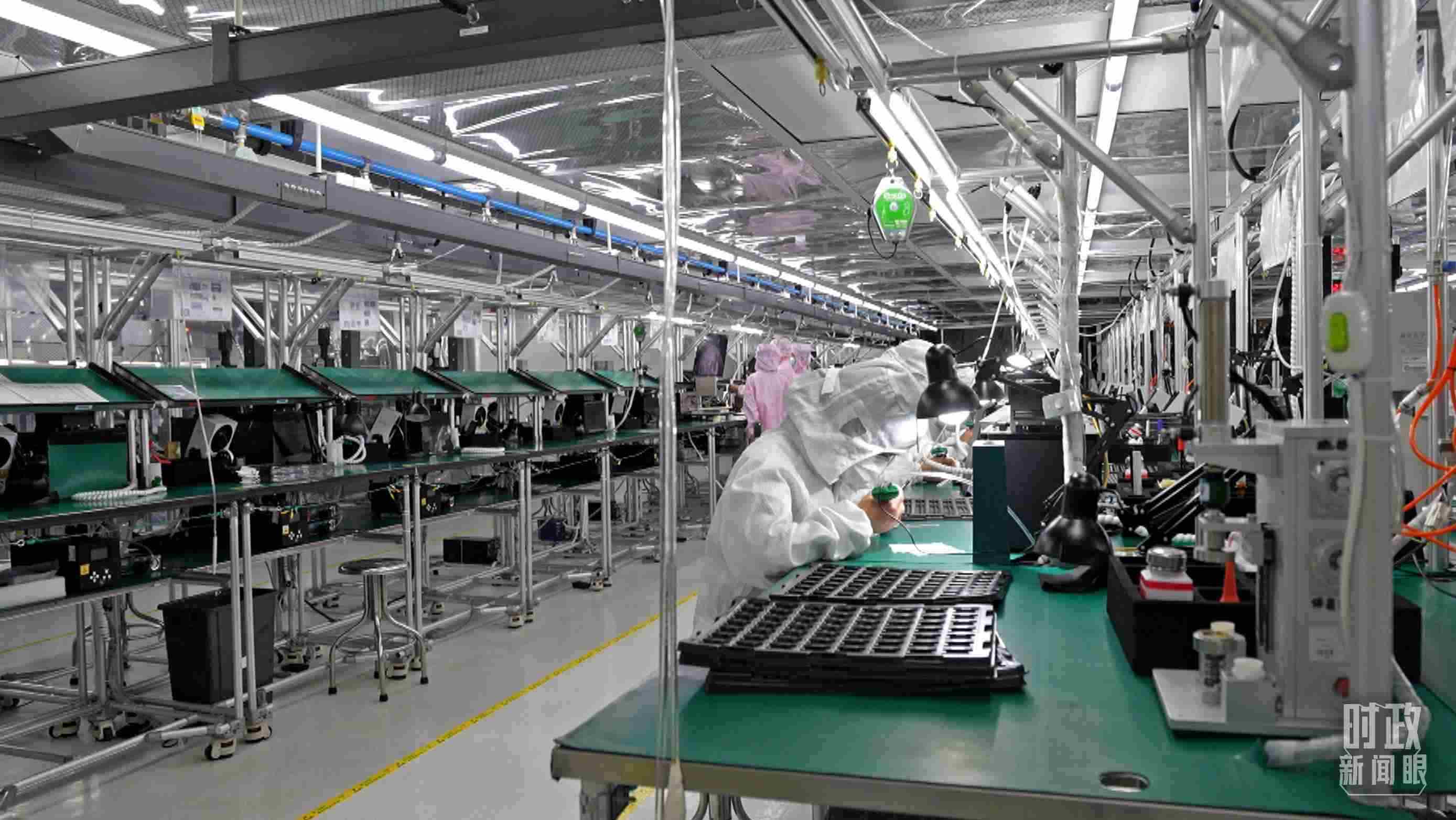 △四川省宜賓市極米光電有限公司的無塵車間光機組裝線。（總臺央視記者范學禹拍攝）