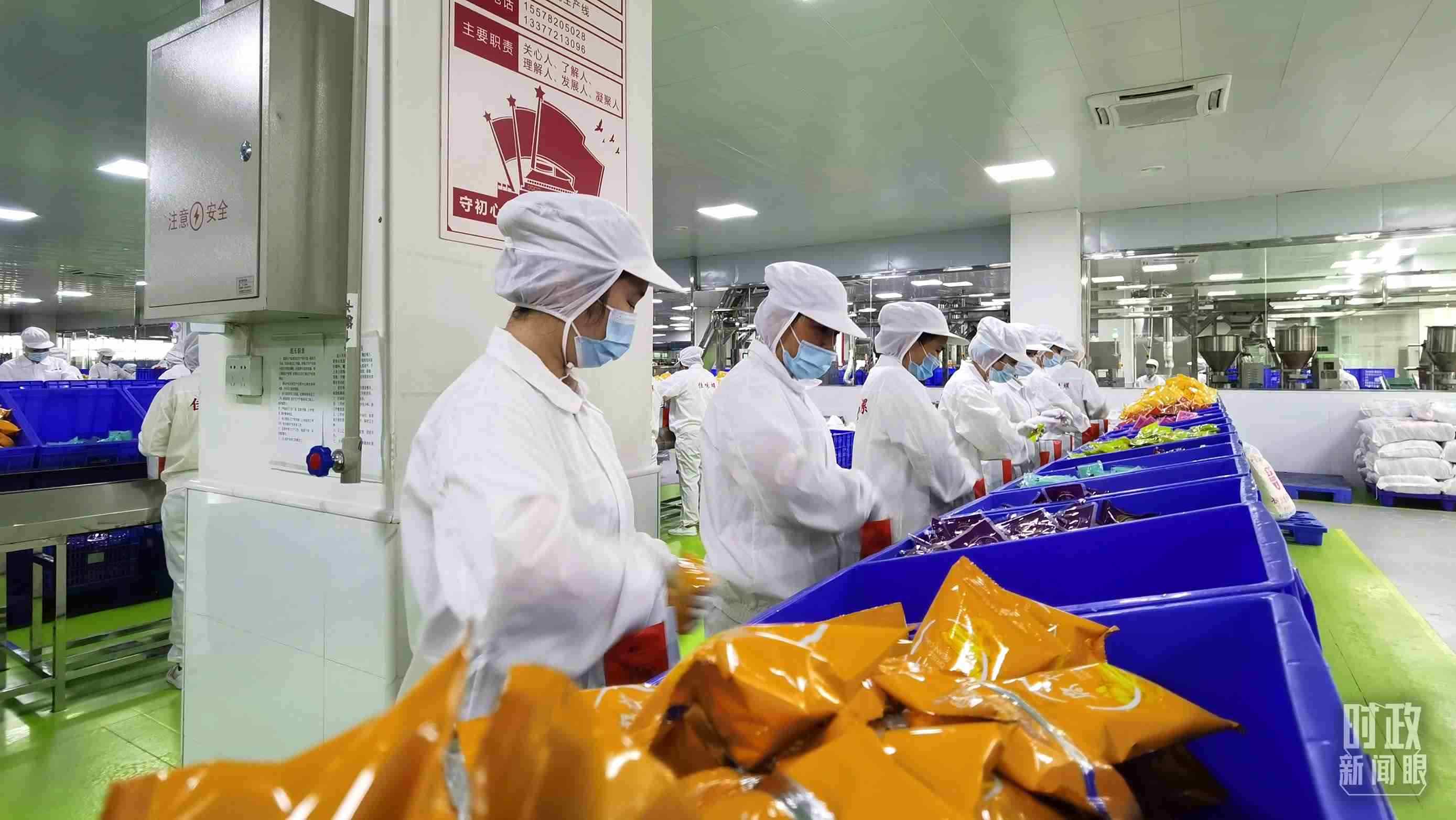 △廣西柳州螺螄粉配料包生產(chǎn)線。（總臺央視記者郭鴻拍攝）