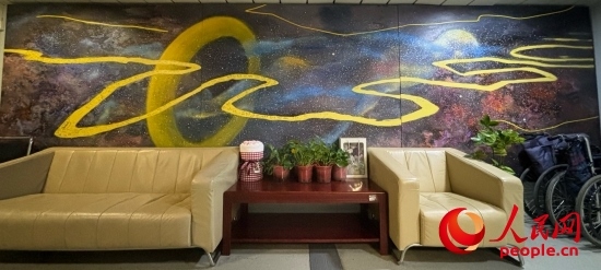 清華長(zhǎng)庚醫(yī)院掛著一幅名為“生命長(zhǎng)河”的畫，家屬將離世親人的名字寫在上面。人民網(wǎng) 陳葉欣攝